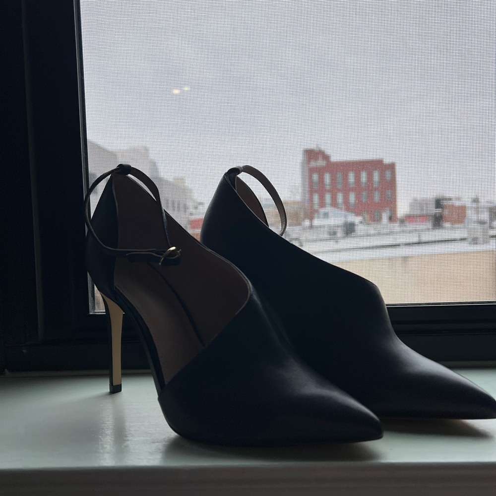 Black High Heels with Pointed Toe and Stiletto Design
